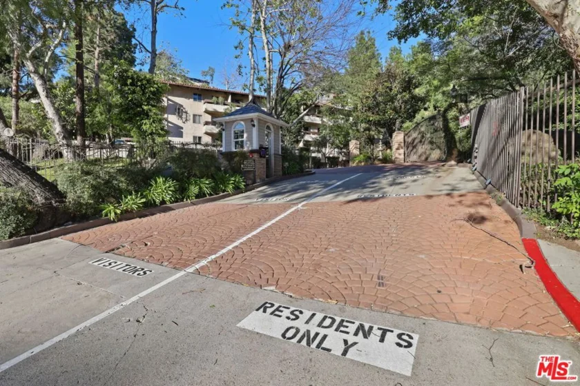 2700 Cahuenga Boulevard #2216 photo 2