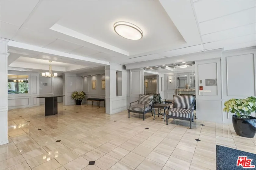 906 N Doheny Drive #221 photo 3
