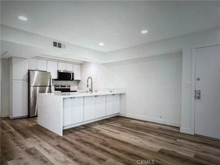 750 N Kings #105 photo 2