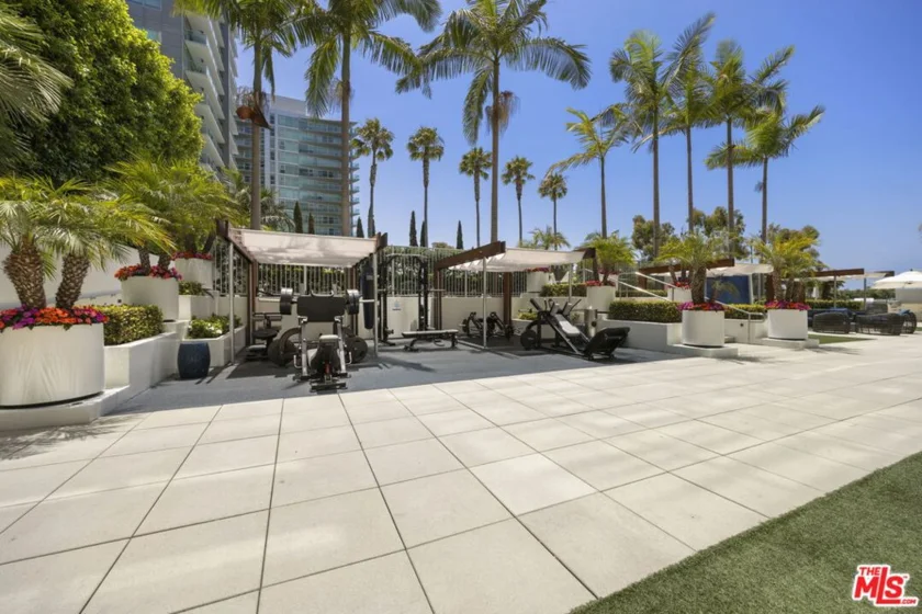 13700 Marina Pointe Drive #809 photo 31