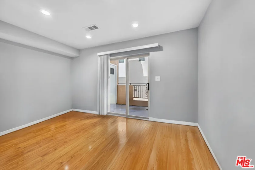 14618 Gilmore Street #4 photo 32