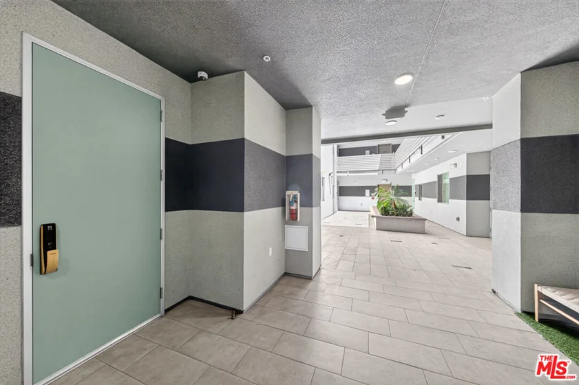 820 S Wilton Place #201 photo 21