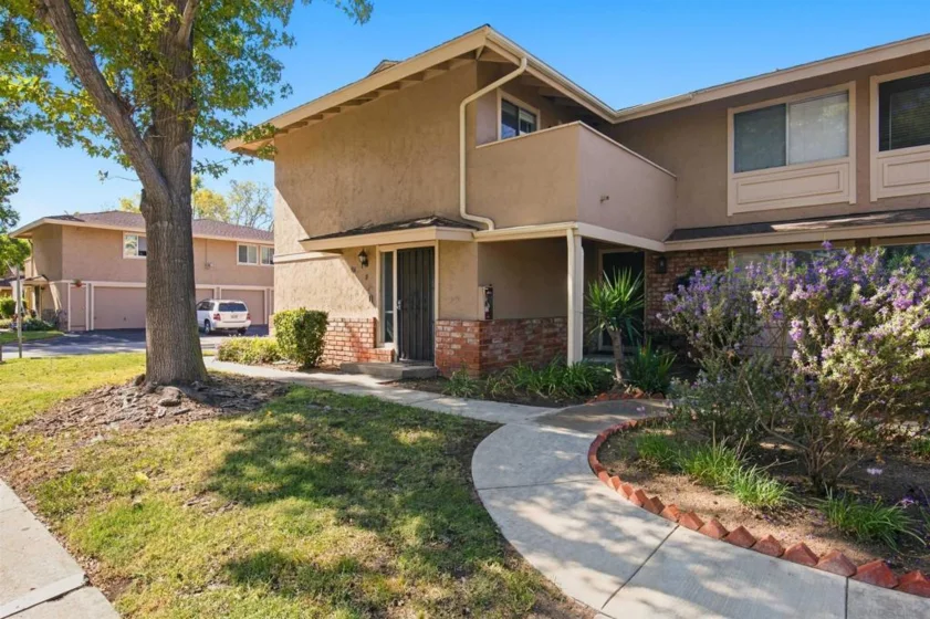 916 Amistad Court #D photo 4