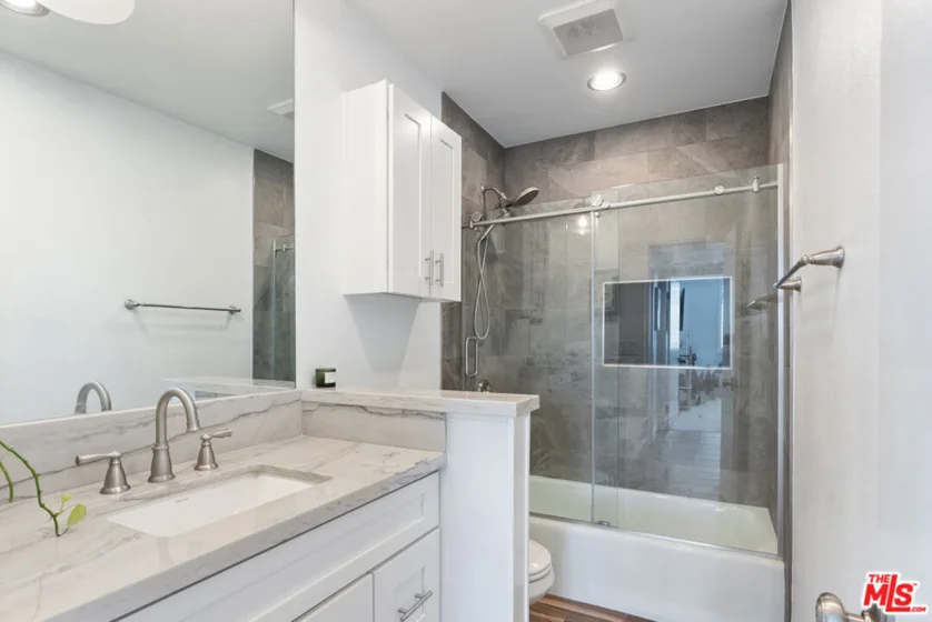 2385 Roscomare Road #E17 photo 6