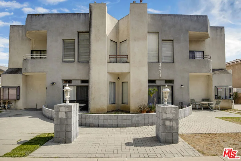 20920 Community Street #10 photo 2