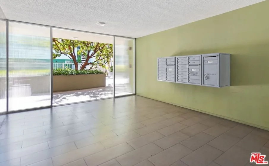 1525 N Hayworth Avenue #204 photo 21
