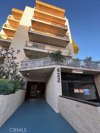 622 S Barrington #302 photo 1