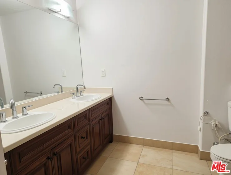 1026 S Oxford Avenue #204 photo 2