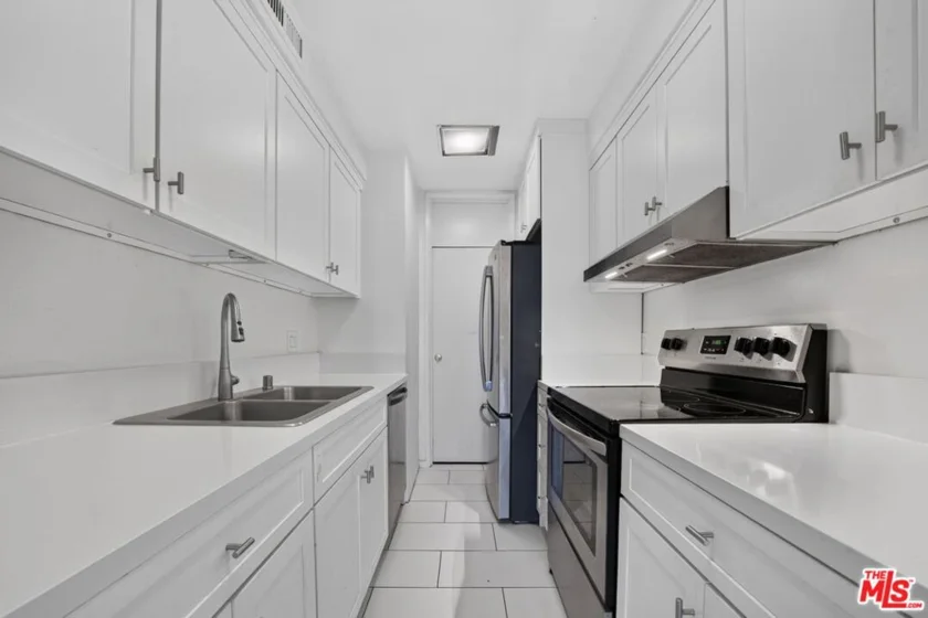 540 Kelton Avenue #306 photo 4
