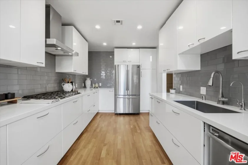 1271 Granville Avenue #402 photo 9
