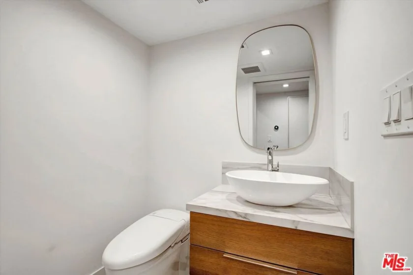 439 N Doheny Drive #204 photo 20
