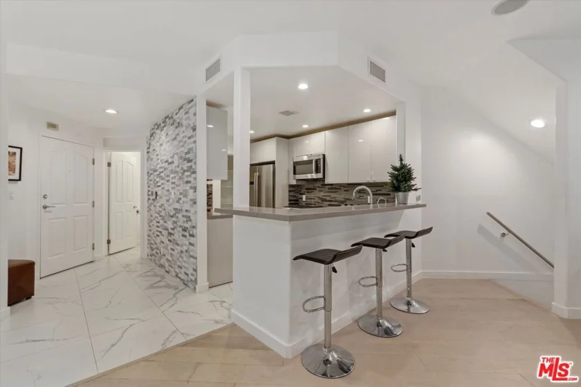 1160 Granville Avenue #108 photo 6