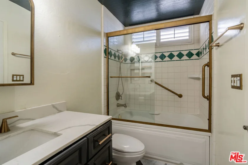 18445 Hatteras Street #504 photo 5