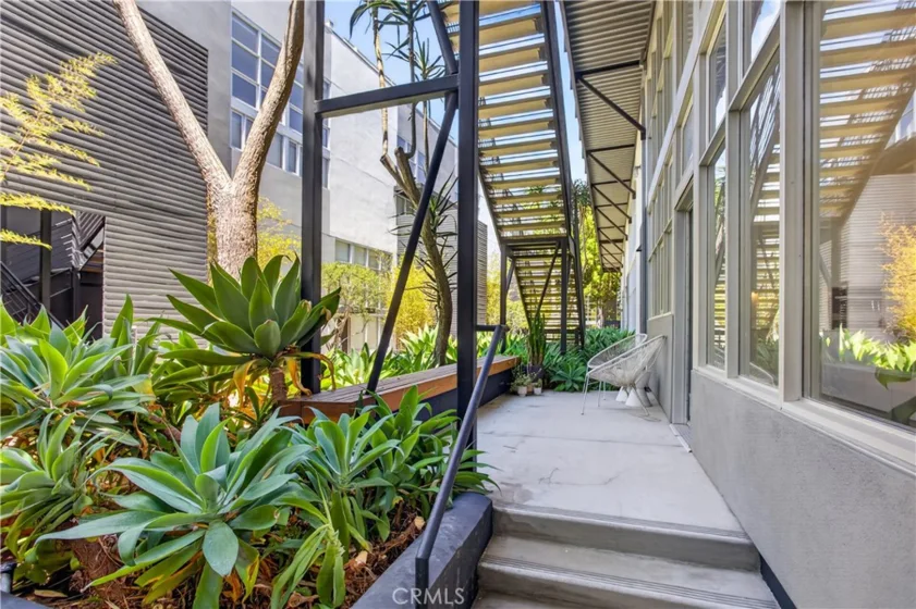 1037 N Laurel Avenue #1 photo 25