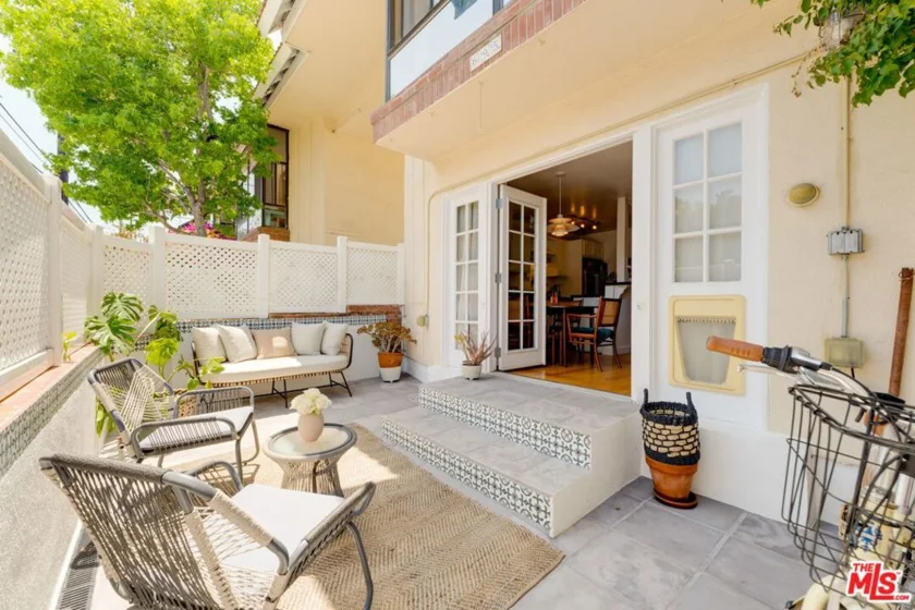 693 Bay Street photo 1