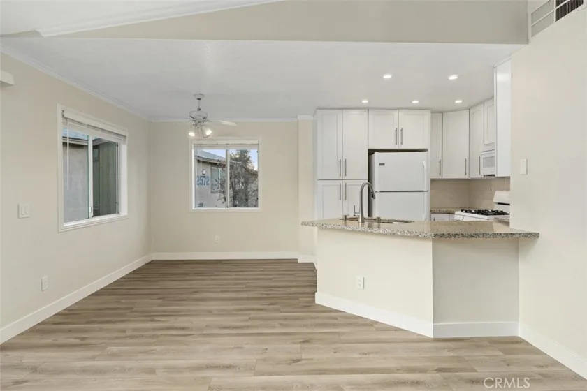 2576 Avenida Del Vista #204 photo 5