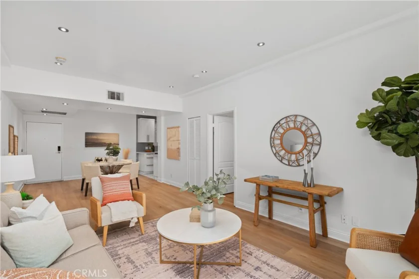 828 N Hudson Avenue #106 photo 1
