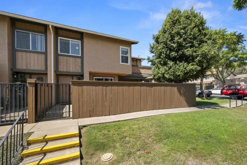 10207 Kerrigan Street photo 1
