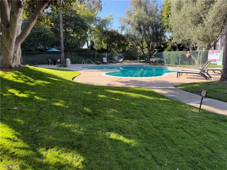 576 N Bellflower photo 8