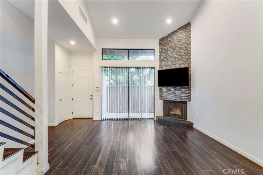 15133 Magnolia Boulevard #D photo 2