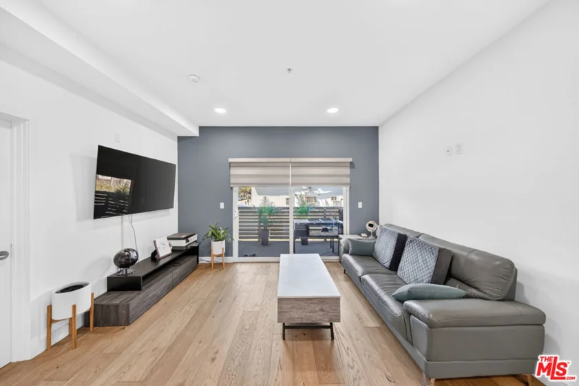 820 S Wilton Place #201 photo 3