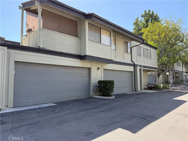 586 N Orange Grove photo 2