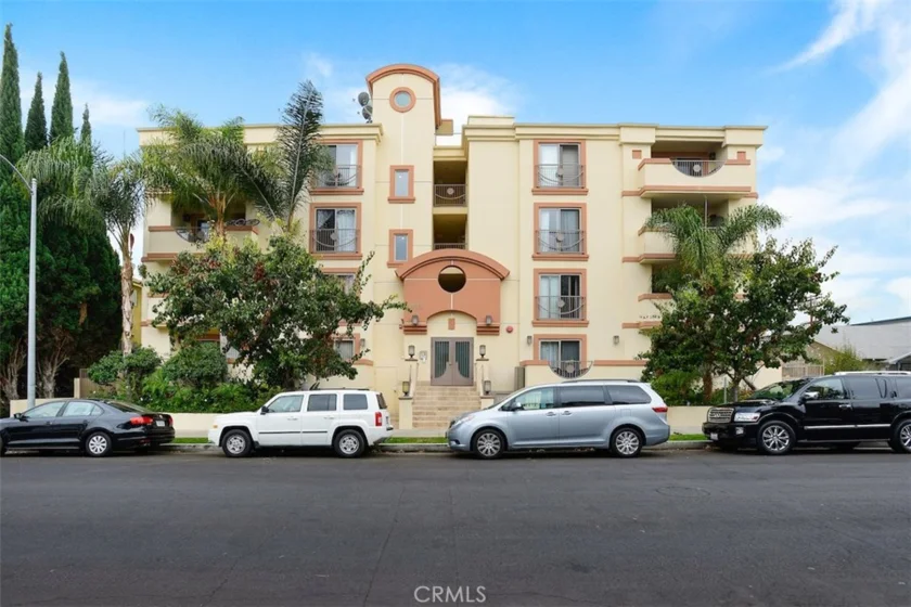 1621 Barry #105 photo 1