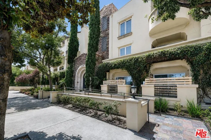 15206 Burbank Boulevard #116 photo 2