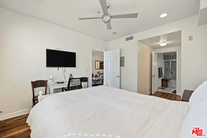 6038 Carlton Way #305 photo 13