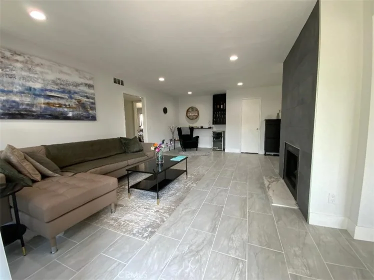 321 E Stocker Street #201 photo 1