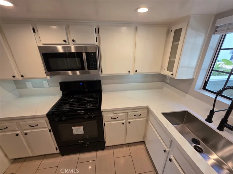 6545 Reseda photo 5
