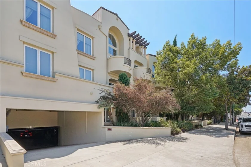 15206 Burbank Boulevard #211 photo 1
