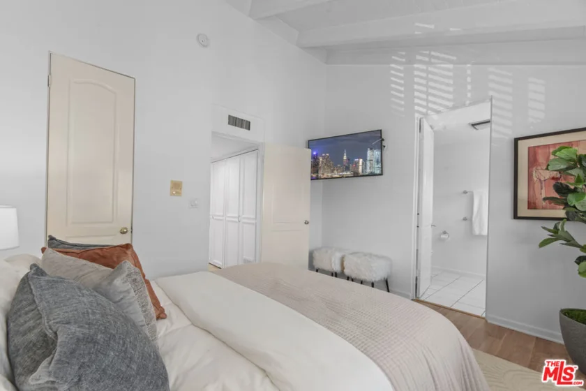 9501 W Olympic Boulevard photo 18