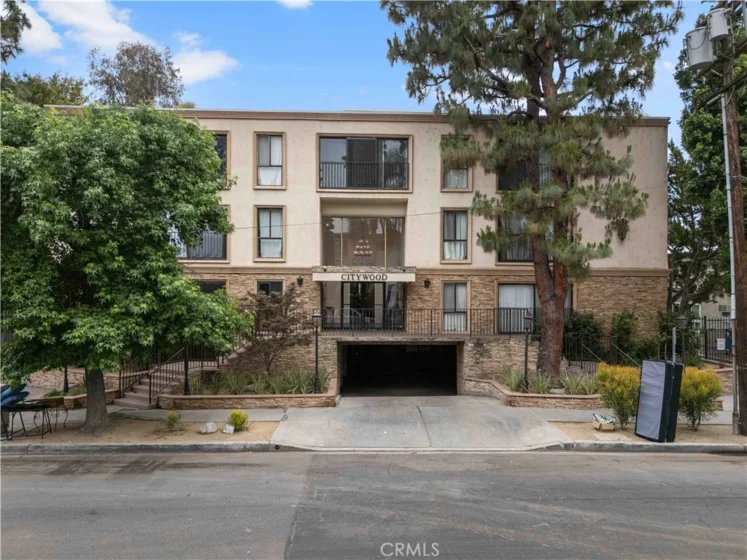 15344 Weddington Street #304 photo 1