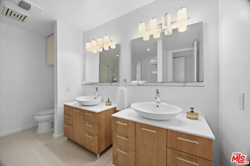 1271 Granville Avenue #402 photo 15