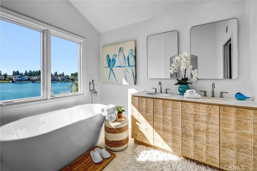 70 Fairlake photo 32