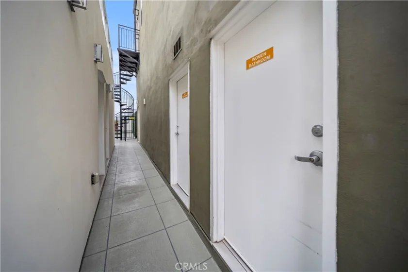 939 S Broadway photo 27