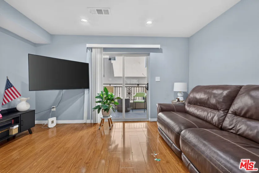 14618 Gilmore Street #4 photo 28