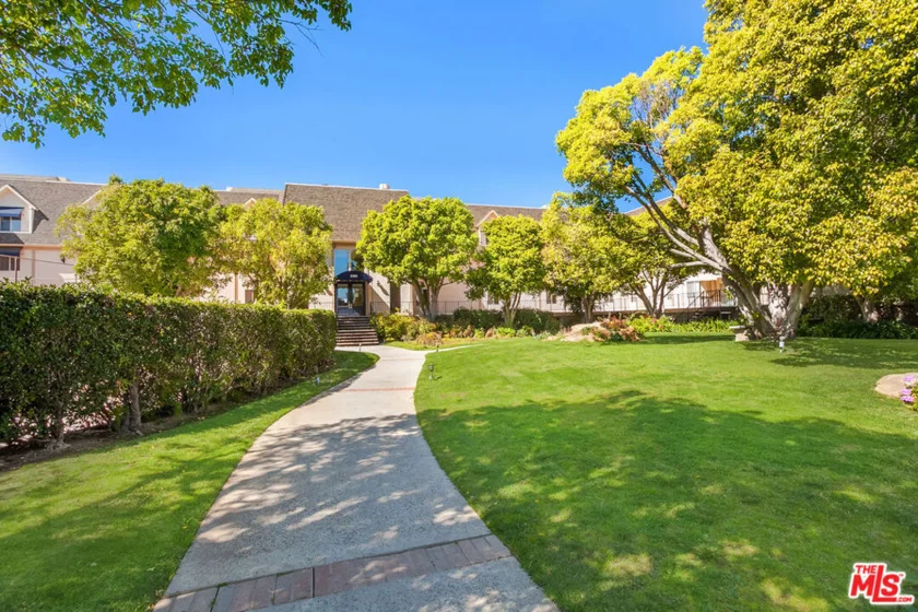 2385 Roscomare Road #D17 photo 5