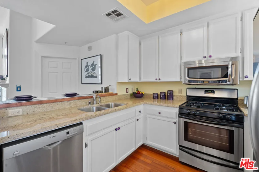 1522 S Saltair Avenue #304 photo 3