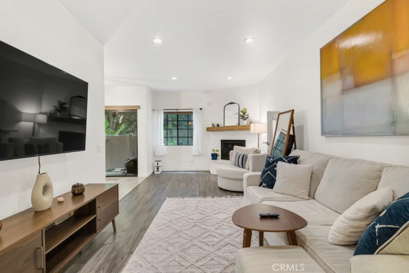 17914 Magnolia Boulevard #121 photo 2