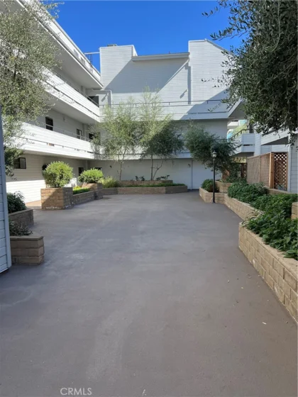 13331 Moorpark Street #110 photo 2