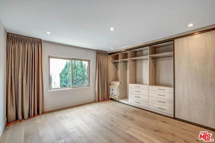 439 N Doheny Drive #204 photo 25