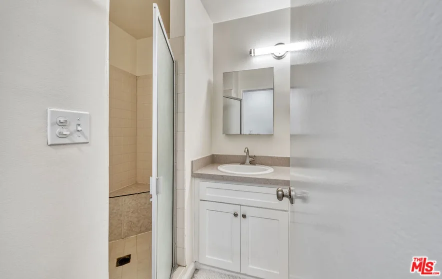 6250 Buckingham #204 photo 23
