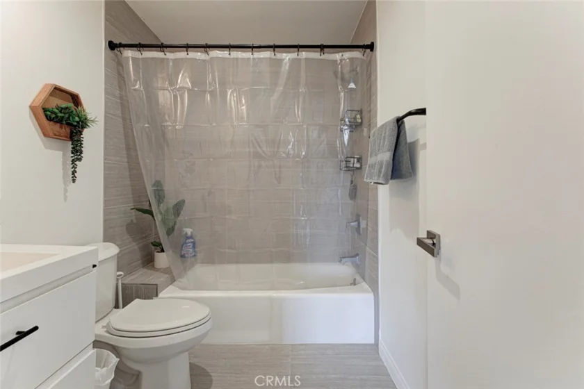 1037 N Vista photo 30