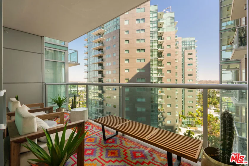 13700 Marina Pointe Drive #1126 photo 2