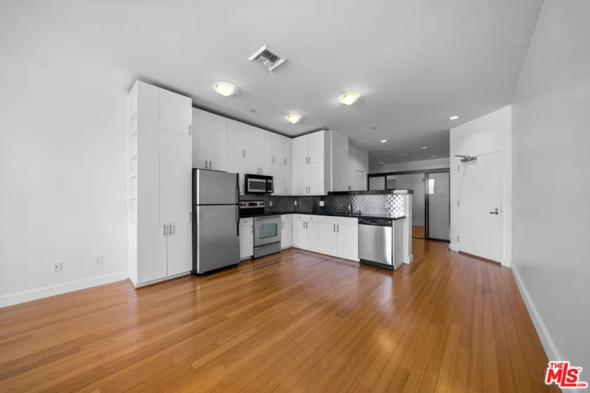 3810 Wilshire Boulevard #1801 photo 17