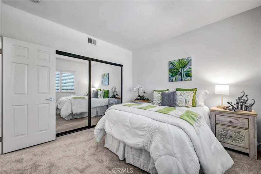 70 Fairlake photo 37