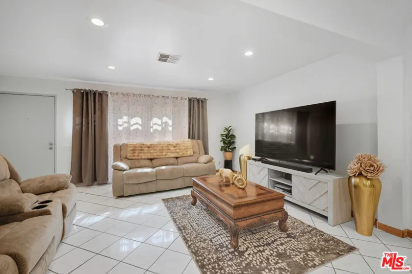 7422 Hazeltine Avenue #3 photo 7