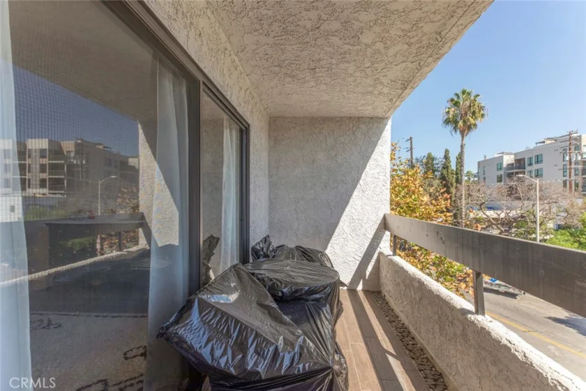 1037 N Vista photo 33